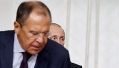 Za éfem ruské diplomacie Sergejem Lavrovem stojí prezident Vladimir Putin...