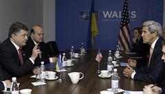 Ukrajinský prezident Petro Poro�enko (vlevo uprost�ed) jedná se �éfem americké...