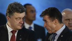 Ukrajinský prezident Petro Poroenko (vlevo) s generálním tajemníkem...