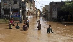 Víc než 300 mrtvých si vyžádaly záplavy v Pákistánu a Indii 