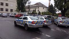 Policie zasahovala v Ústední vojenské nemocnici v Praze. Do budovy se dostak...