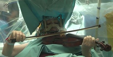 Izraelská hudebnice hrála pi své operaci na housle