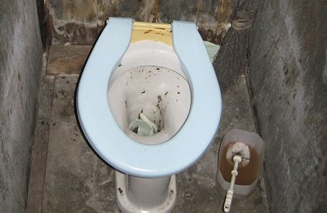 Polosuchý záchod - zastávka Branná