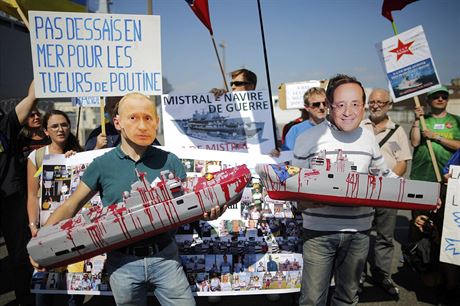 Demonstrujc s maskami ruskho a francouzskho prezidenta protestuj proti...