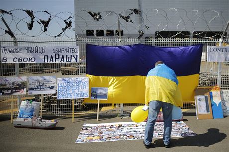 Mu s ukrajinskou vlajkou protestuje proti kontraktu na lod Mistral.