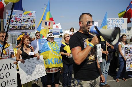 Francouzi protestuj proti kontraktu na prodej Mistral.