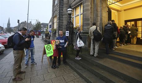 Volii ekají ped volební místností v jedné z edinburghských tvrtí.