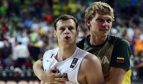 Litevtí basketbalisté. Martynas Pocius (vlevo) slaví se spoluhráem.