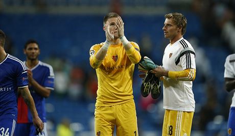 Branká Basileje Tomá Vaclík po duelu s Realem Madrid dkuje fanoukm.