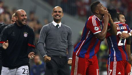 Jerome Boateng (vpravo) a trenér Bayernu Josep Guardiola (uprosted).