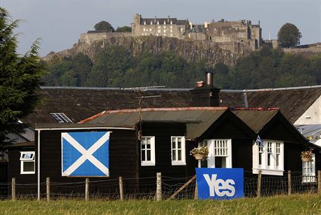 Ano pro nezvislost Skotska hls i plakt na dom pod hradem Stirling, pod...