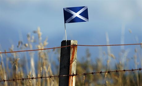 Skotská vlajeka nedaleko msteka Portree na ostrov Isle of Skye v západním...