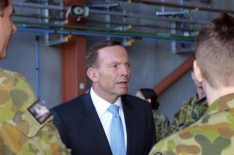 Australský premiér Tony Abbott s písluníky australského letectva.