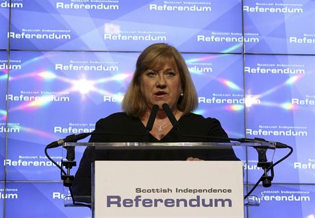 Pedsedkyn volební komise Mary Pitcaithlyová oznamuje výsledky referenda.