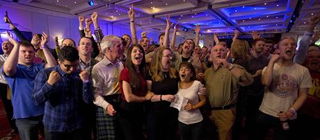 Radost z vsledk. Stoupenci unie oslavuj rozhodnut Skotska setrvat v jednom...