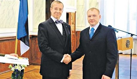 Eston Kohver (vpravo) byl roce 2010 ocenn estonským prezidentem Toomasem...