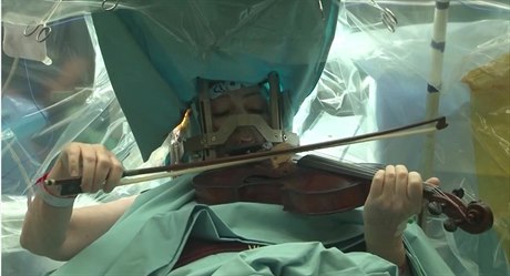 Izraelská hudebnice hrála při své operaci na housle