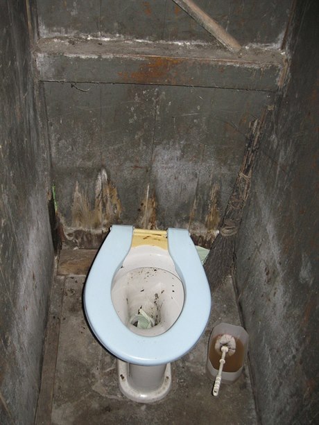 Polosuchý záchod - zastávka Branná
