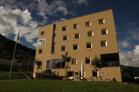 Hotel Scuol me z venku vypadat ponkud stroze