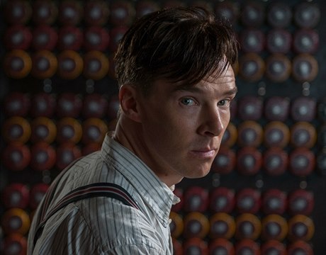 Benedict Cumberbatch ve filmu The Imitation Game (Kód enigmy).