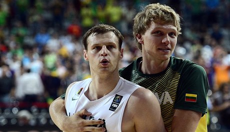Litevští basketbalisté. Martynas Pocius (vlevo) slaví se spoluhráčem.