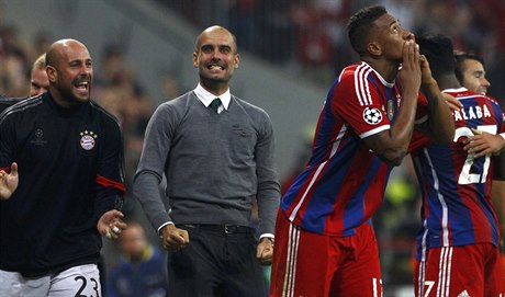 Jerome Boateng (vpravo) a trenér Bayernu Josep Guardiola (uprostřed).