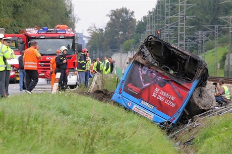 Dva lidé v hoícím autobusu zemeli, dalích est pasaér se zranilo.