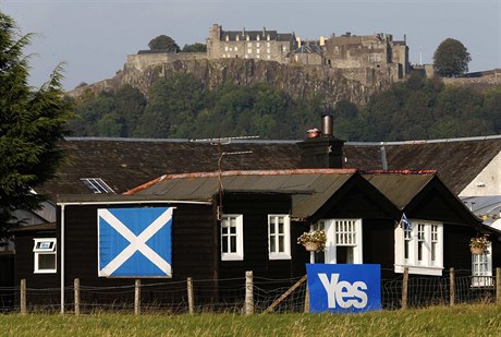 Ano pro nezávislost Skotska hlásá i plakát na dom pod hradem Stirling, pod...
