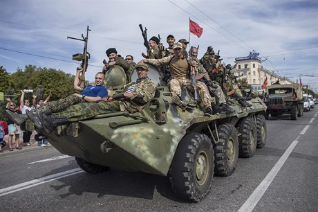Separatisté projídjí ulicemi msta Luhansk.