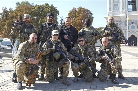 lenové ukrajinského dobrovolnického batalionu Azov pózují na hromadné fotce v...
