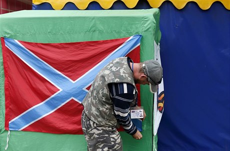 Separatista vyvuje v Doncku vlajku Novoruska.