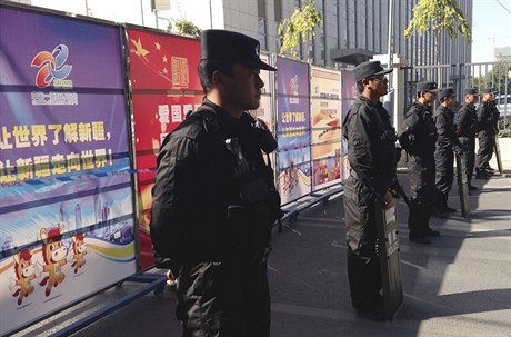 Policisté steí budovu soudu v siniangské metropoli Urumi.