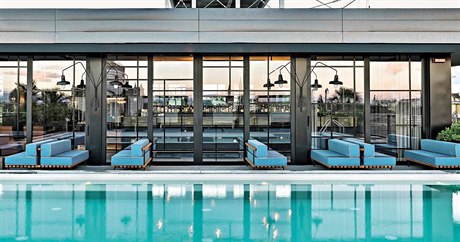 U bazénu populárního milánského podniku Ceresio 7 můžete potkat i jeho majitele...
