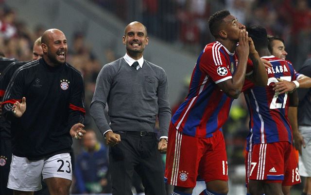 Jerome Boateng (vpravo) a trenér Bayernu Josep Guardiola (uprost�ed).