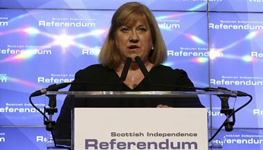 Pedsedkyn volebn komise Mary Pitcaithlyov oznamuje vsledky referenda.