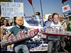 Demonstrující s maskami ruského a francouzského prezidenta protestují proti...