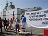 Demonstrace za podporu prodeje Mistral Rusku. Na transparentu stojí: Hollande...