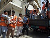 Dobrovolníci z islámské charity Falah-i-Insaniat pepravují potravinové zásoby...