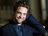 Herec Robert Pattinson pózuje ped premiérou filmu Mapy ke hvzdám.