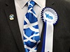Stuha, odznak a kravata ve skotských barvách.