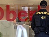 Policie si do poboek Oberbank v Praze a Brn pijela pro tém 100 milion...