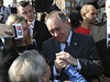 Skotský premiér Alex Salmond se zdraví se svými píznivci.