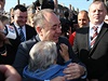 Pedseda skotské vlády Alex Salmond se zdraví se svou píznivkyní.