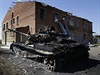 Válka na Ukrajin: vypálený tank ukrajinské armády u zniené budovy dtské...