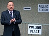 Pedseda skotské vlády Alex Salmond odevzdal svj hlas v domovské vesnici...
