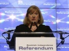 Pedsedkyn volebn komise Mary Pitcaithlyov oznamuje vsledky referenda.