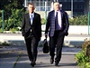 Lobbista Roman Janouek a jeho advokát Vít iroký (vpravo) picházejí k soudu.