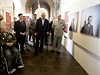 Prezident Milo Zeman (druhý zprava) si spolu s veterány prohlíí unikátní,...