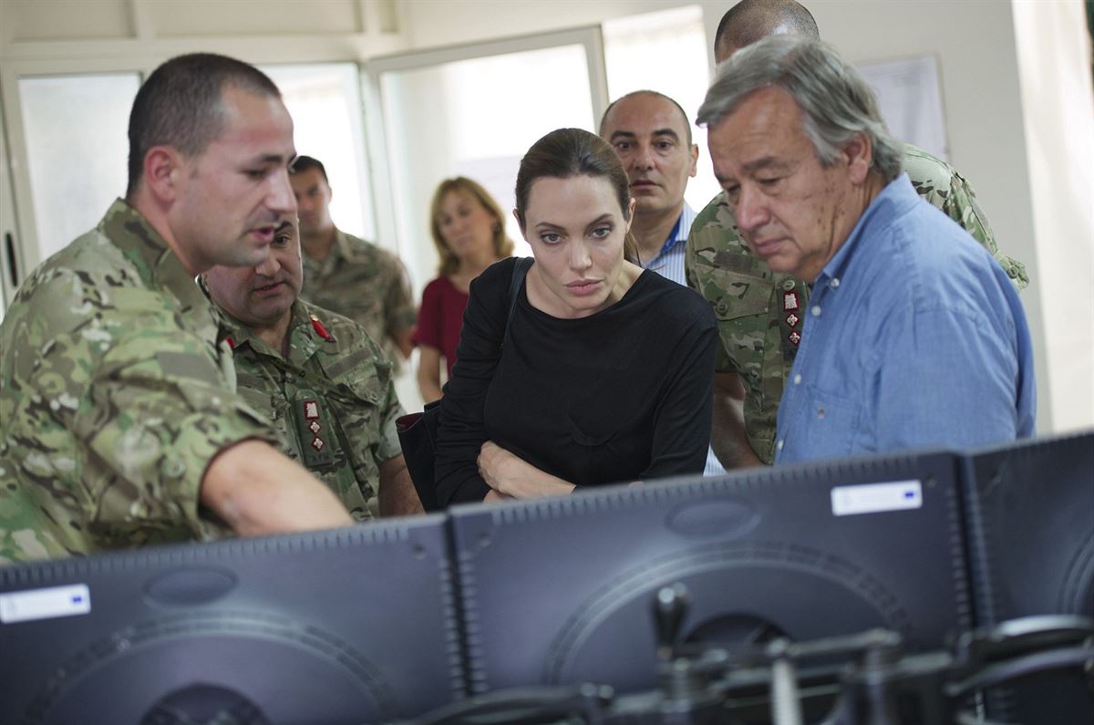 Angelina Jolie nav�tívila místo, kde do�lo k tragédii - p�i potopení lodi u...