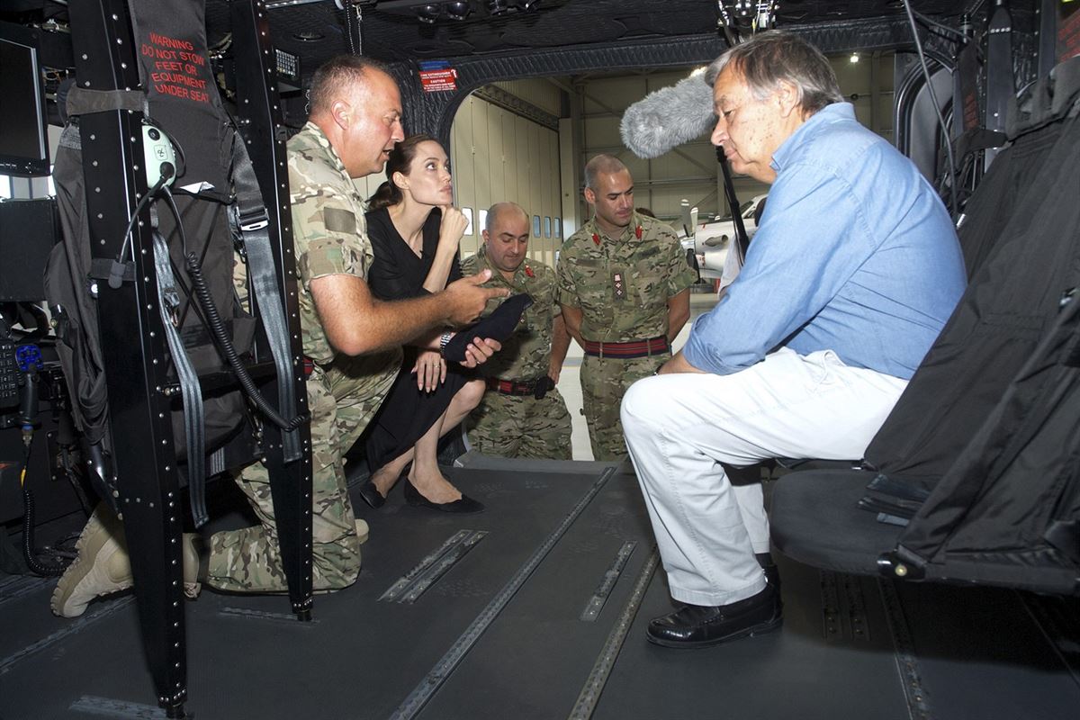 Angelina Jolie nav�tívila místo, kde do�lo k tragédii - p�i potopení lodi u...